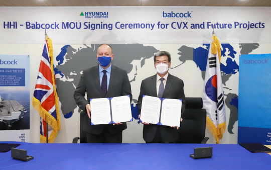 존 하위(왼쪽부터)밥콕 그룹총괄CEO, 가삼현 한국조선해양 사장이 한국형 경항공모함 건조를 위한 파트너십을 체결하고 기념촬영을 하고 있다. <현대중공업 제공>